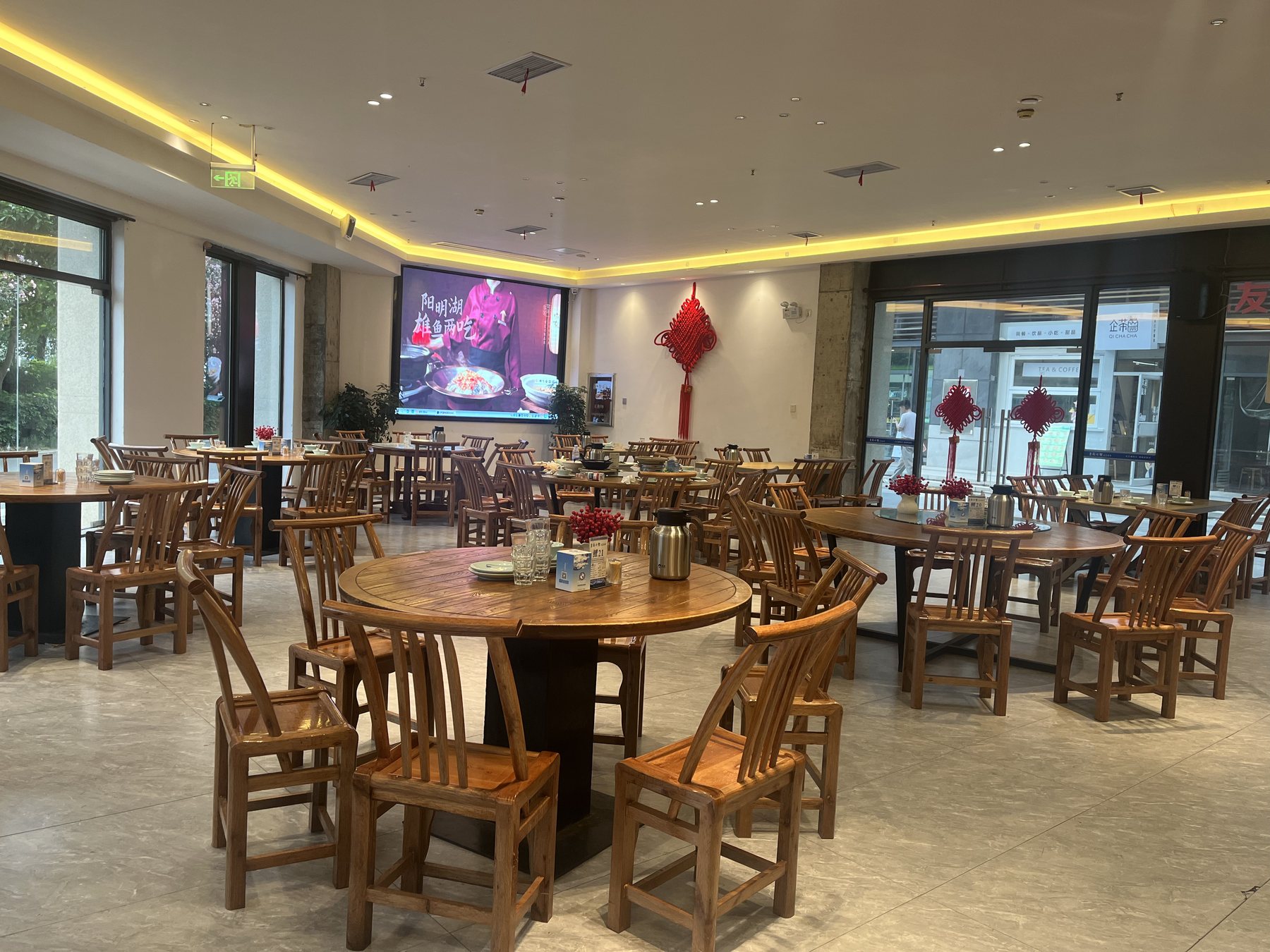皇厨七鲤生态土菜大厅用餐实景