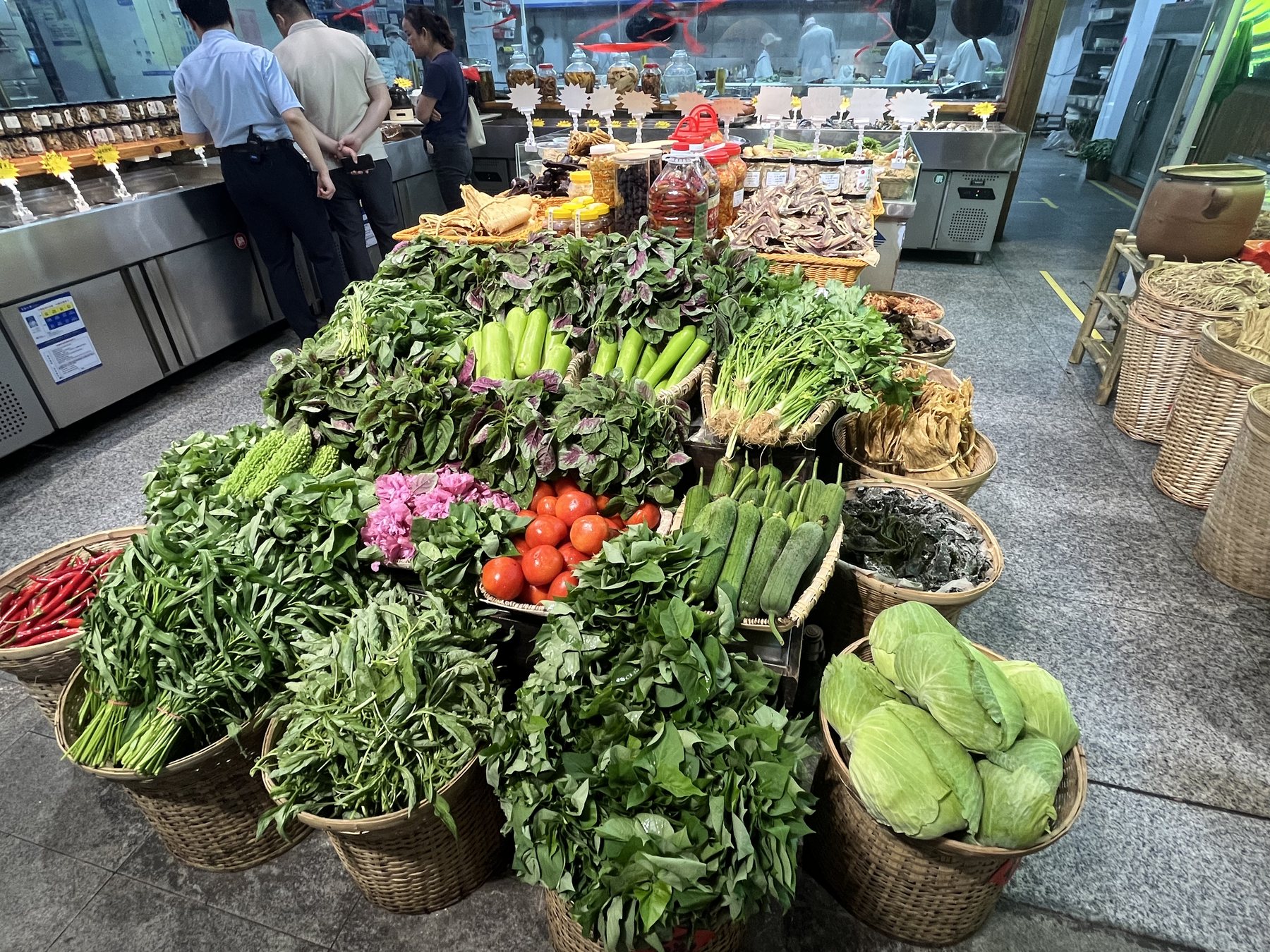 皇厨七鲤生态土菜明档食材区实景